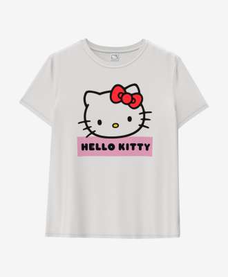 Γυναικείο t-shirt με άδεια χρήσης σχεδίου Hello Kitty 100% βαμβάκι - SKU/PLU: 614710 Το γυναικείο t-shirt με άδεια χρήσης σχεδίου Hello Kitty θα ενθουσιάσει τις θαυμάστριες αυτού του εμβληματικού χαρακτήρα. Το t-shirt είναι κατασκευασμένο από μαλακό και αναπνεύσιμο βαμβάκι, καθιστώντας το μια άνετη επιλογή για καθημερινή χρήση. Φαίνεται υπέροχο σε συνδυασμό με κλασικό τζιν ή αθλητικό παντελόνι.